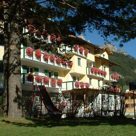 Hotel Montana Pozza di Fassa Exterior photo