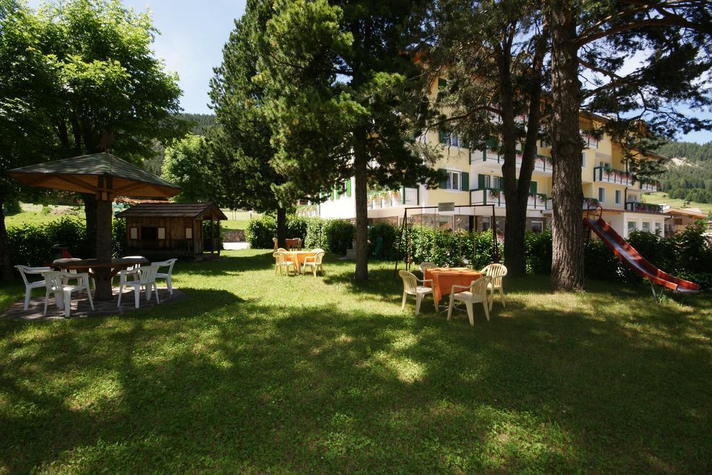 Hotel Montana Pozza di Fassa Exterior photo